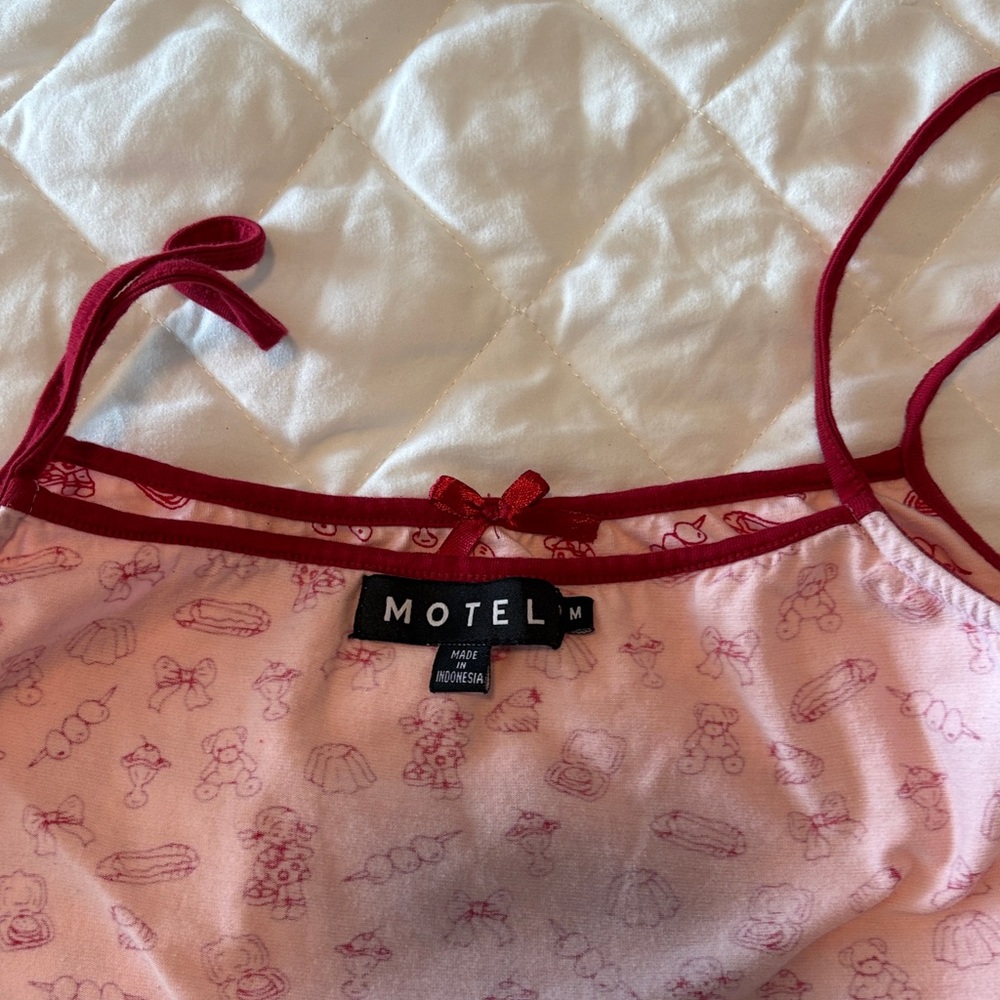 Motel Isna Printed Bow Cami Crop Top Pink Red size Medium Urban Outfitters UO - Picture 5 of 6